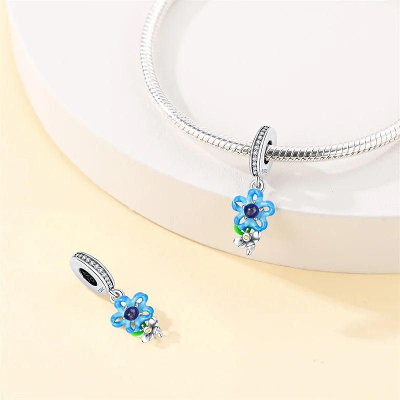 Flor Azul y Abeja