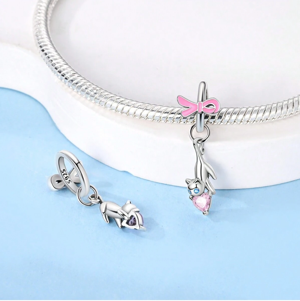 Gatito Alegre y Corazón Rosa