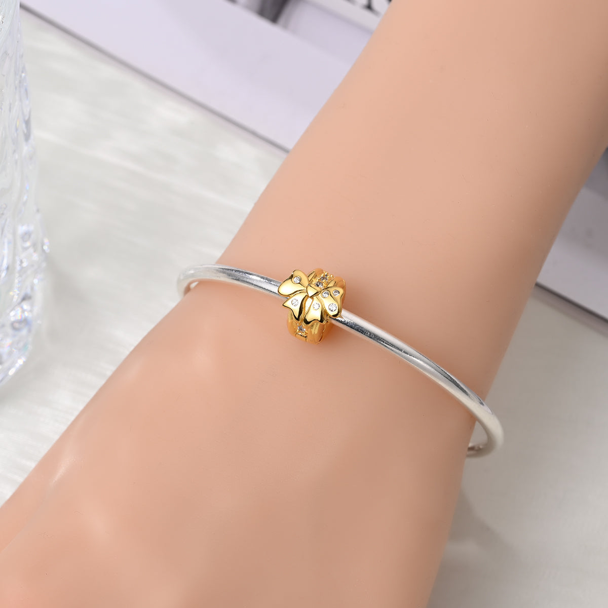 Clip Dorado Con Moño