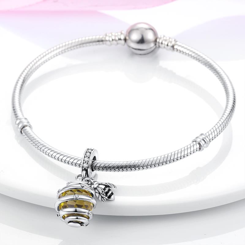 Abeja en Panal Diamantado