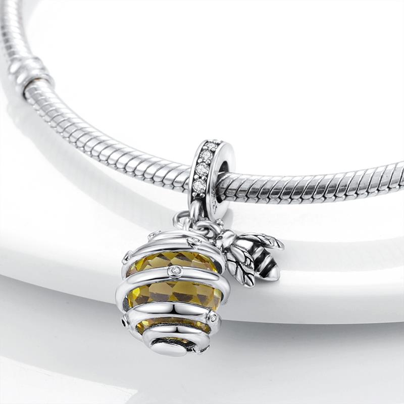 Abeja en Panal Diamantado
